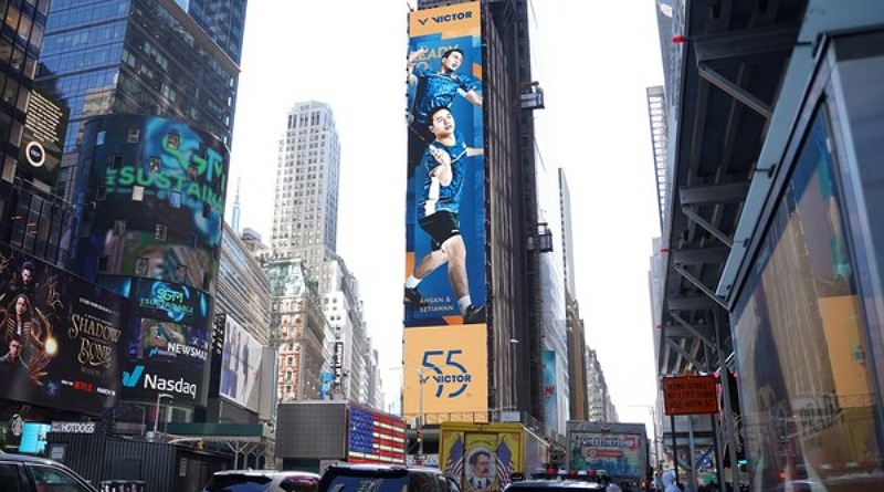 Peringatan 55 Tahun Merek Bulutangkis VICTOR, Setiawan/Ahsan Muncul di Times Square