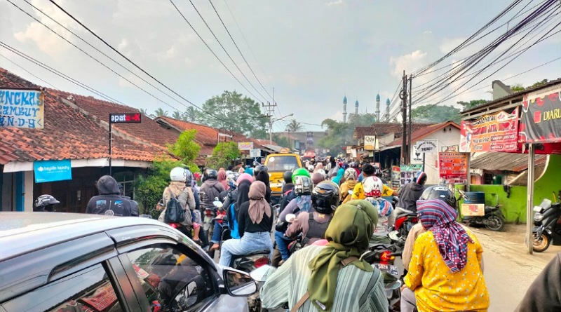 Arus Lalulintas Padat Merayap, Warga Kabupaten Bandung Sambut Ramadhan 1444 Hijriah dengan Penuh Semangat