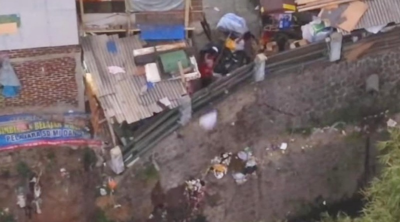 Dua Oknum Pembuang Sampah di Aliran Anak Sungai Citarum Tertangkap Kamera Drone
