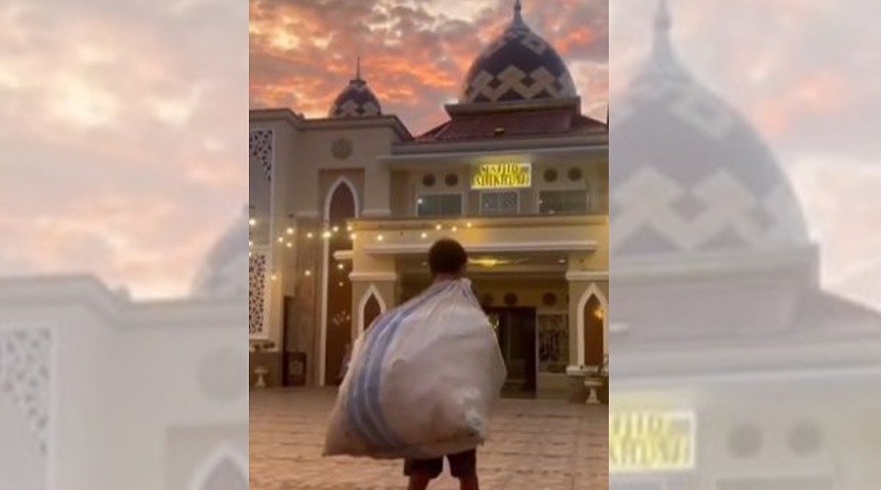 Viral, Seorang Remaja Pemulung Salat di Masjid saat Adzan Berkumandang, Dapat Rezeki Tak Terduga