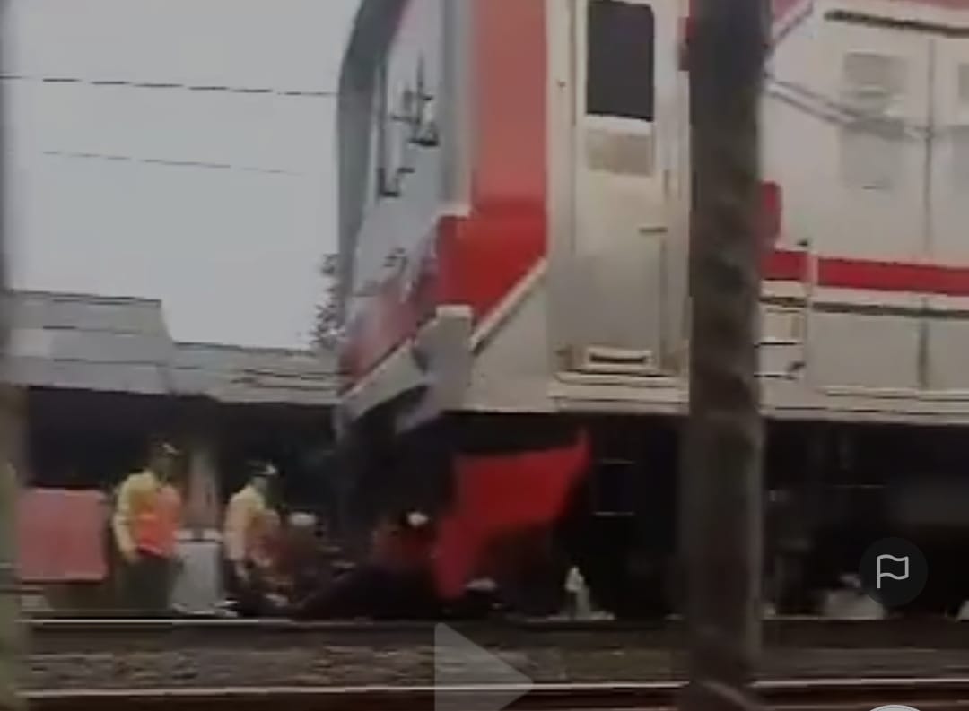 Nyaris Tertabrak KRL di Pelintasan Ratu Jaya Depok, Pengendara Selamat