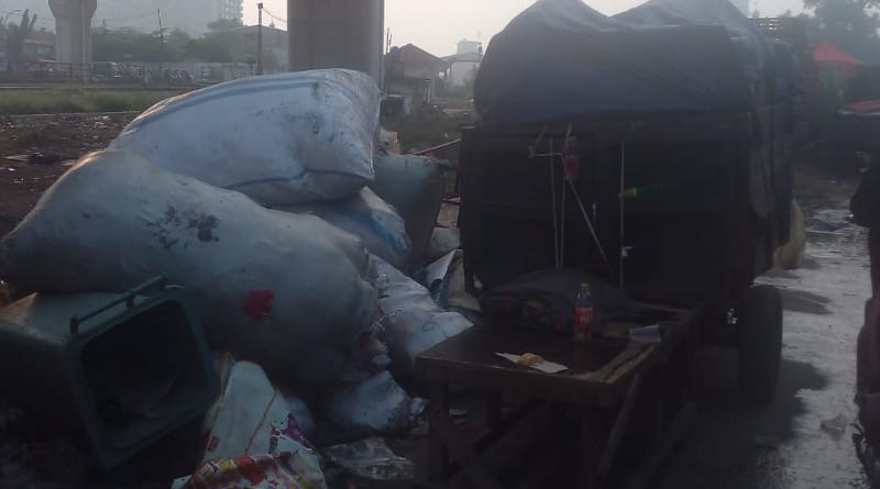 Sampah Menggunung di Bawah Fly Over Ciroyom