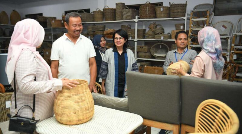 Amanda Soemedi Dorong Pemasaran Digital untuk Sentra Rotan Majalengka dan Promosi Wisata Situ Cipanten