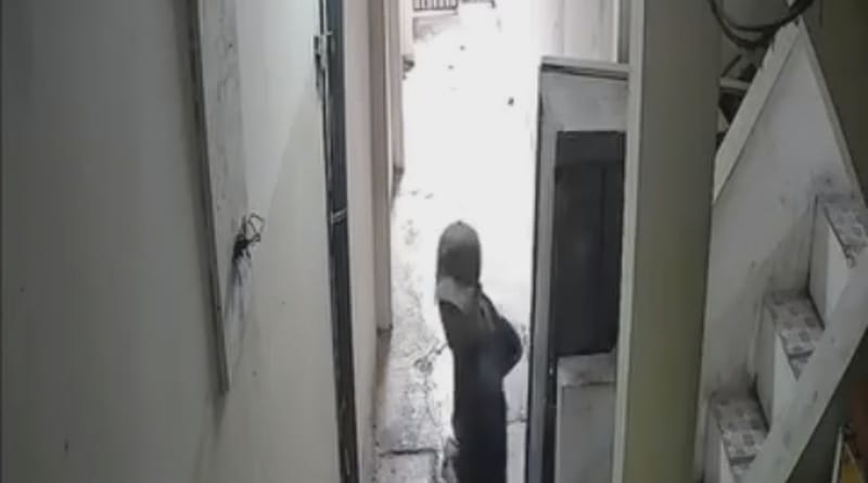 Pencurian Siang Hari, Pelaku Celingak-Celinguk di CCTV