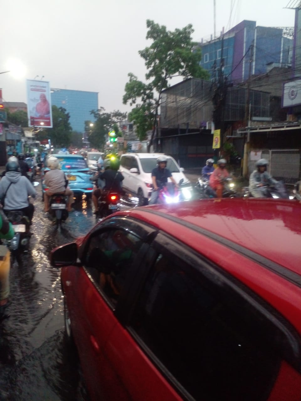 Kemacetan Terjadi di Jalan Gatot Subroto Dampak Dari Genangan Air yang Tak Kunjung Surut