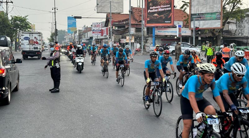 Polresta Sidoarjo Amankan Jalur Tour de Panderman 2024 Warga Antusias Suport Para Pembalap