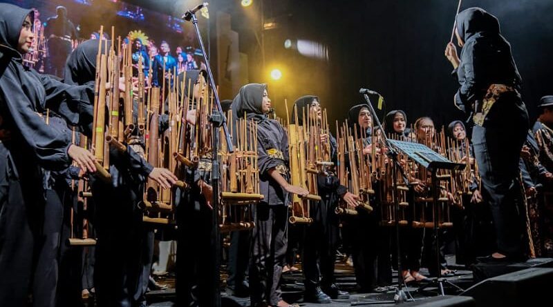 Kota Bandung Raih Rekor Baru: Bermain Angklung Nonstop Selama 12 Jam dalam Acara 12 Jam Bandung Ngurulung Angklung