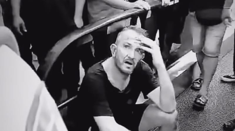 Kejadian Viral: Bule Inggris Merampas Truk dan Menabrak Portal Tol