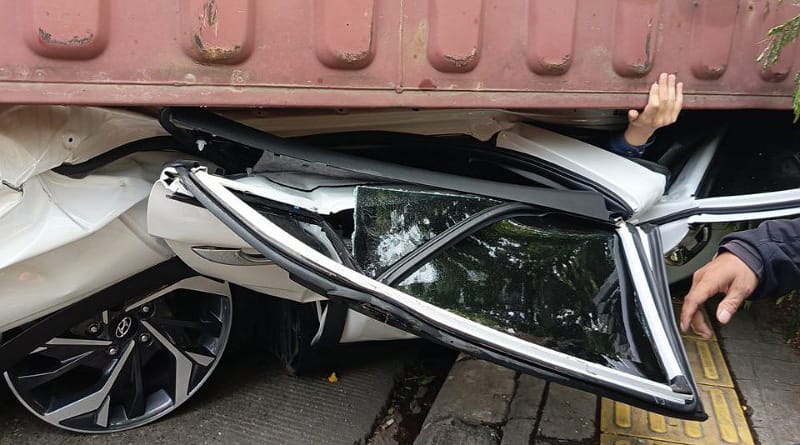 Kecelakaan Mengerikan di Jakarta Utara: Truk Kontainer Terguling Menimpa Mobil, Pengemudi Selamat dengan Luka-Luka