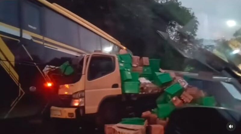 Kecelakaan Mengerikan di Karangkamulyan, Ciamis, Truk Box Bertabrakan dengan Bus Penumpang