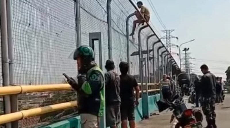 Diduga Ingin Bunuh Diri, Pria Nekat Memanjat Pagar Jembatan Ceger