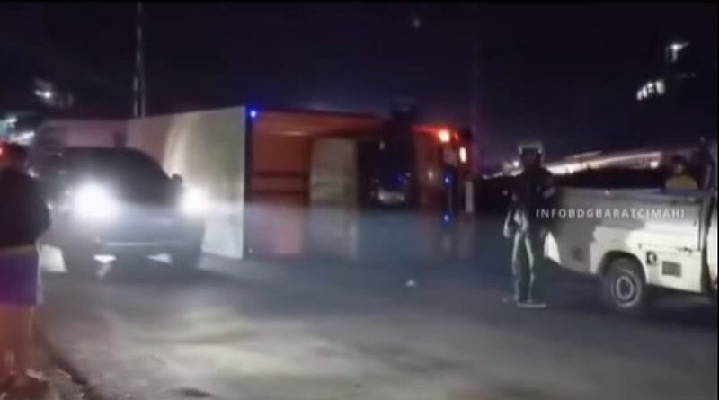 Lakalantas Truk Terguling Dekat Pelintasan Rel Kereta di Padalarang