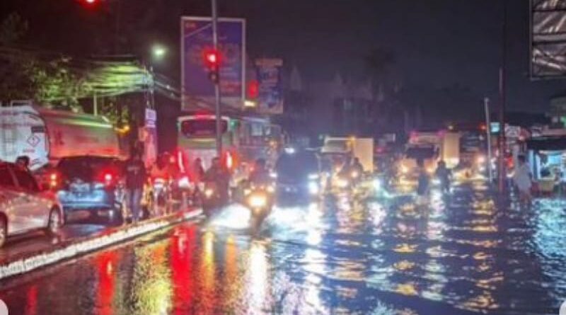 Banjir Mendadak di Jl. Raya Serang, Cikupa: Dramatisasi Malam yang Menggugah Kemanusiaan