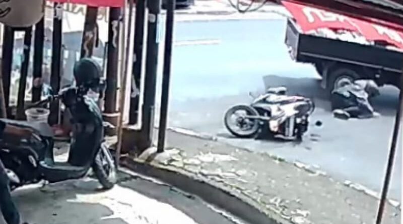 Lakalantas di Jl. Kolonel Masturi, Cimahi Tengah Mengakibatkan Pengendara Motor Terluka