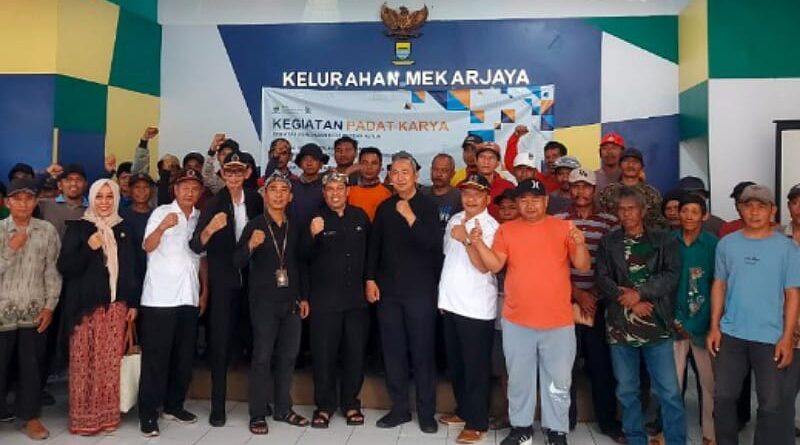Program Padat Karya di Kelurahan Mekarjaya: Kolaborasi Pemerintah dan Masyarakat untuk Meningkatkan Kesejahteraan dan Infrastruktur Lokal