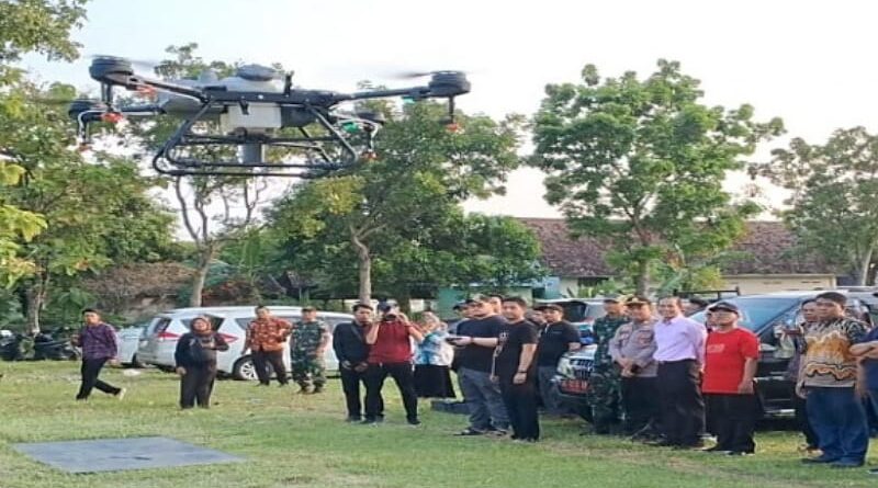 Bupati Kediri Serahkan Bantuan 5 Drone Pertanian dan Alat Pompa untuk Petani Desa Pandansari