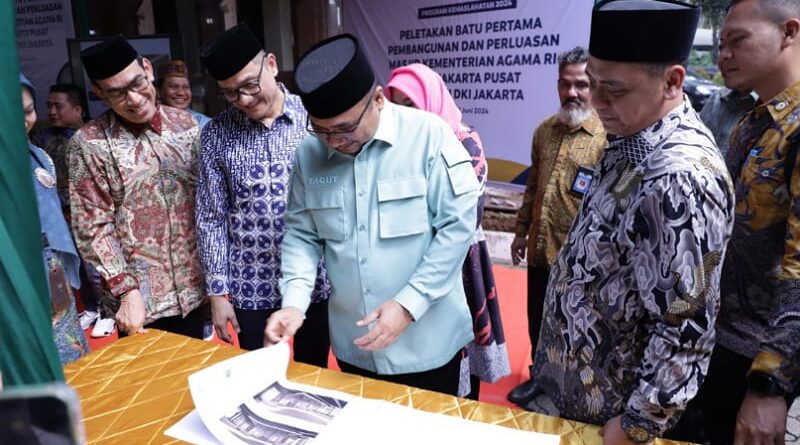 Menteri Agama Yaqut Cholil Qoumas Melakukan Peletakan Batu Pertama Pembangunan Masjid Kementerian Agama