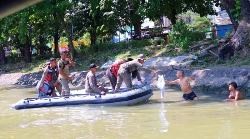 Susur Kalimas, Pemkot Surabaya Masih Temukan Warga Buang Kotoran Hewan Kurban di Sungai