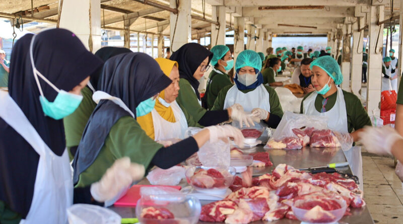 Wali Kota Eri Serahkan Puluhan Hewan Kurban ke RPH Surabaya Untuk Warga