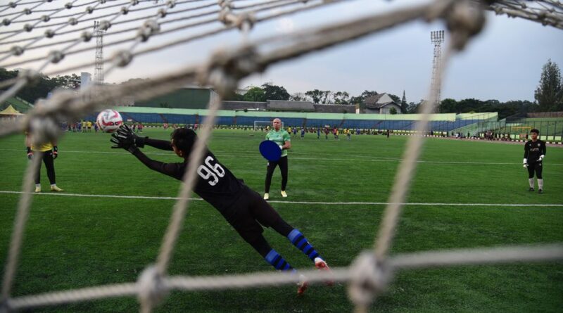 16 Penjaga Gawang Akademi PERSIB Bandung Jalani Latihan Bersama Pelatih Kiper Luizinho Passos