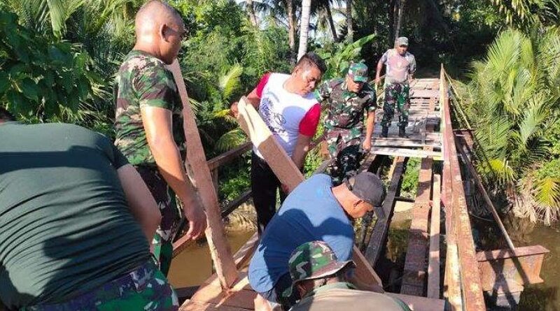 Personel TNI AD Kodim 0103/Aceh Utara Renovasi Jembatan Vital di Desa Blang Peuria