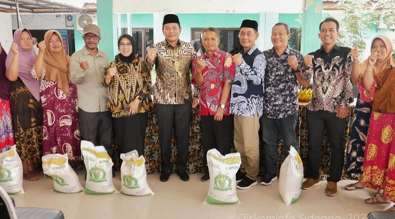 KOMINFO, Sidoarjo – Plt. Bupati Sidoarjo H. Subandi Terus Monitor Penyaluran Bantuan Pangan Beras di Kecamatan Tanggulangin