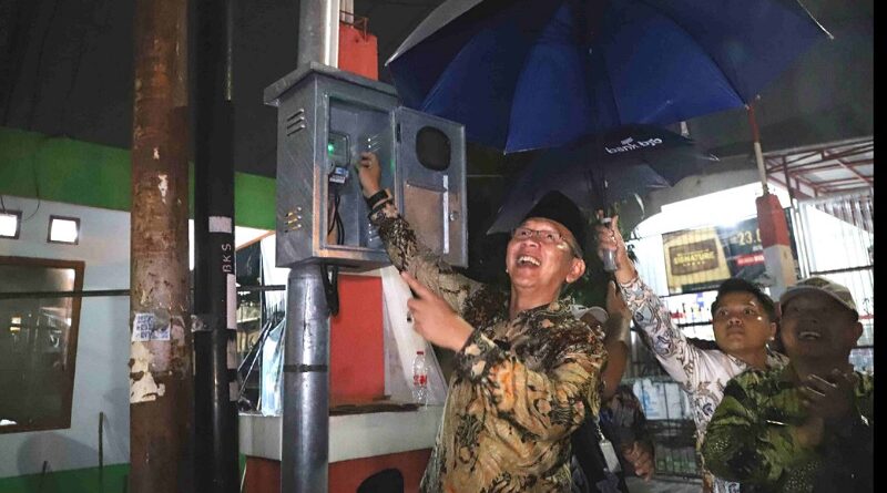 Cuaca Buruk Tak Halangi Dedikasi, Pj Bupati Bekasi Tinjau Proyek SPALD-S dan PJU di Tambun Utara