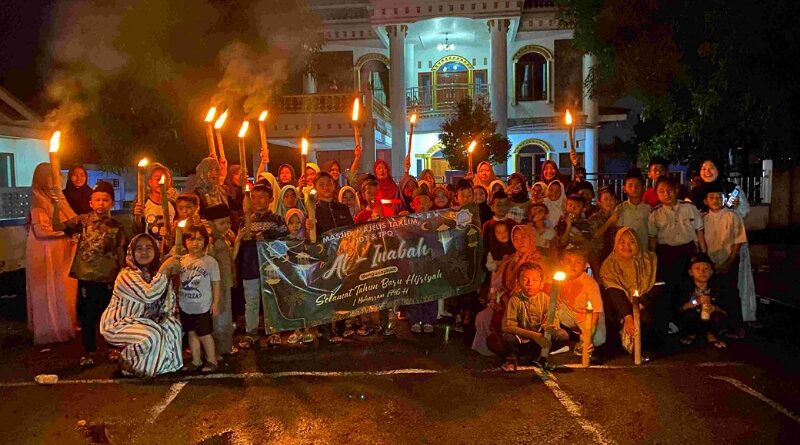 Semangat Pawai Obor Sambut Tahun Baru Islam di Kampung Kalenderwak Meski Diguyur Gerimis