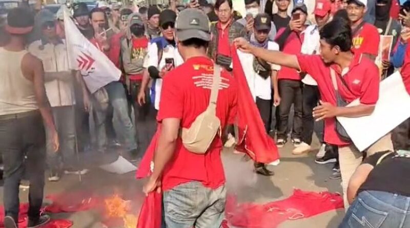 Pekerja J&T Ekspress Gelar Unjuk Rasa Tuntut Hentikan Pemotongan Upah dan PHK Sepihak di Jakarta Utara