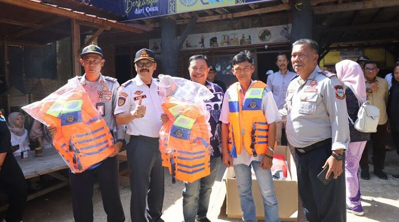 Pj Bupati Garut Serahkan Bantuan Alat Melaut dari KKP kepada Nelayan Korban Banjir Rob