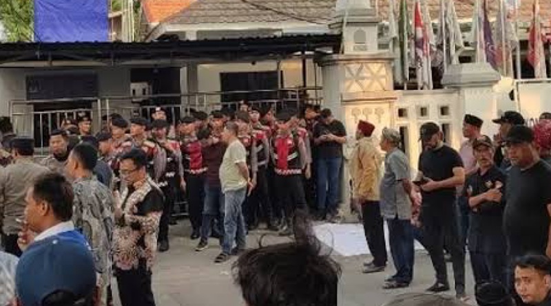 Massa Menggeruduk Demo di Halaman KPU Kota Serang, Papan Reklame Dirusak