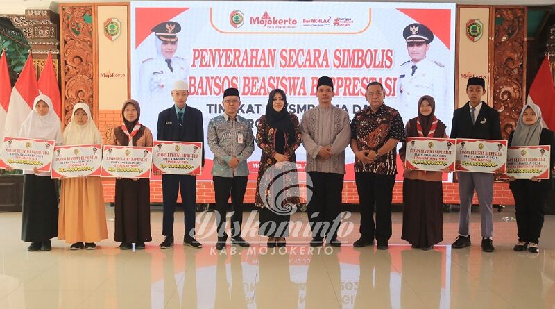 Pemkab Mojokerto Salurkan Beasiswa 1,05 Miliar Rupiah untuk Pelajar Berprestasi
