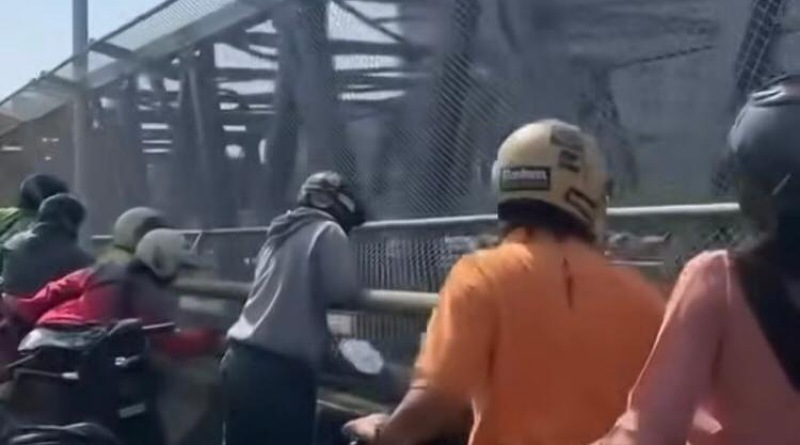 Petugas Dinas Pemadam Kebakaran dan Relawan Evakuasi Korban di Bawah Jembatan Soekarno Hatta, Kota Malang