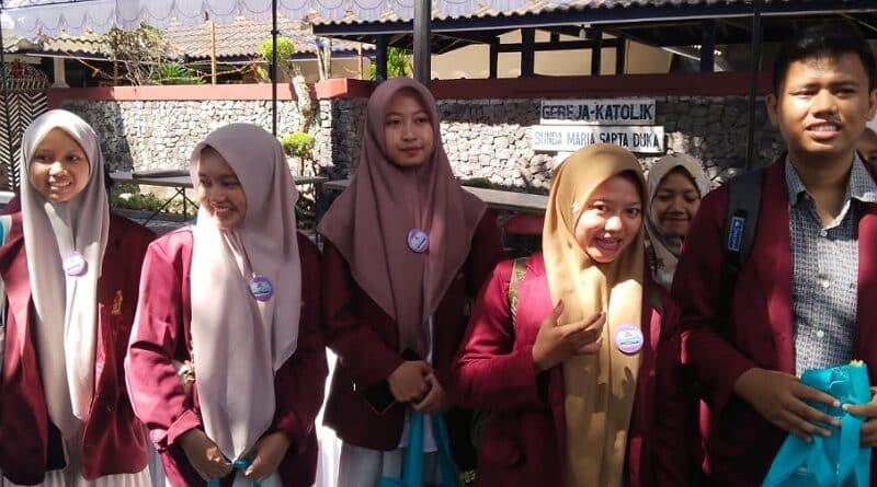 Ribuan Umat Buddha dan Peziarah Padati Candi Mendut di Tengah Terik Matahari