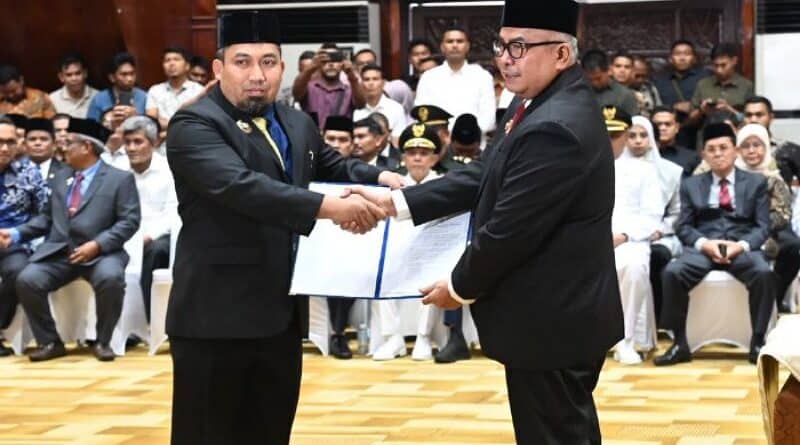 Pj Gubernur Aceh Serahkan SK Perpanjangan Masa Tugas Pj Bupati Aceh Besar dan Aceh Utara di Anjong Mon Mata