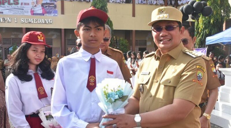 Pj Bupati Sumedang Kunjungi MPLS di SMP Negeri 1 Sumedang: Dorongan Semangat dan Antusiasme bagi Siswa Baru