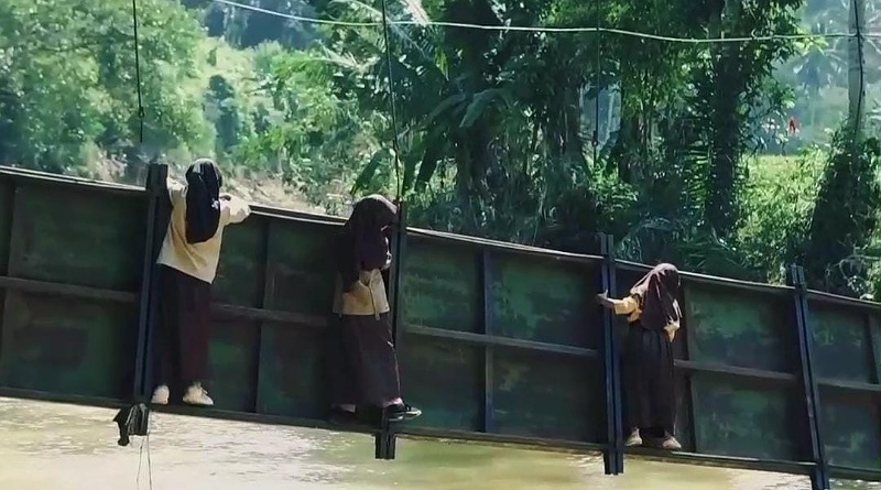 Imbas Jembatan Rusak, Warga dan Pelajar di Sukabumi Bergelantungan Menyeberangi Sungai