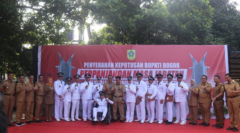 Pj Bupati Bogor Asmawa Tosepu Serahkan SK Perpanjangan kepada 13 Kades, Tekankan Integritas dan Tanggung Jawab