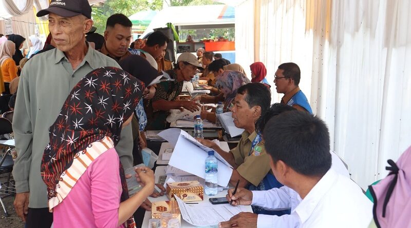 Pemkab Bekasi Gencarkan Program Botram, Pelayanan Keliling Disdukcapil Hadir di Desa Setiajaya