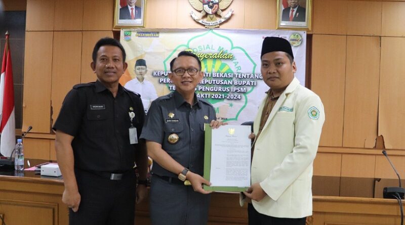 Penjabat Bupati Bekasi Serahkan SK Kepengurusan Baru IPSM Masa Bakti 2021-2024