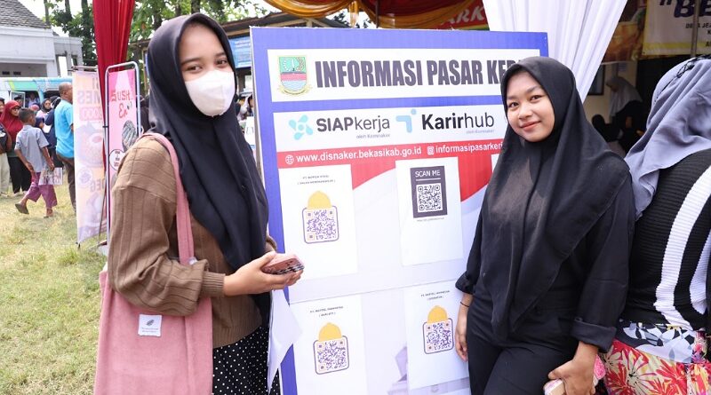 Stand Pelayanan Disnaker Kabupaten Bekasi Hadir dalam Program Botram di Desa Jejalen Jaya, Sediakan Kartu Kuning dan Informasi Lowongan Kerja