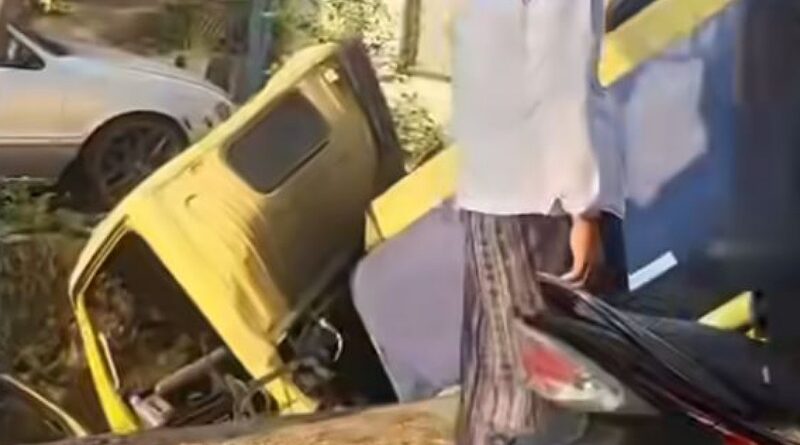 Truk Pengangkut Air Minum Tergelincir ke Sungai, Kemacetan Parah di Jalan Raya Bandung-Cianjur