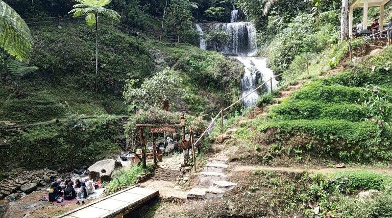 Nikmati Keindahan Curug Gorobog di Kaki Gunung Goong