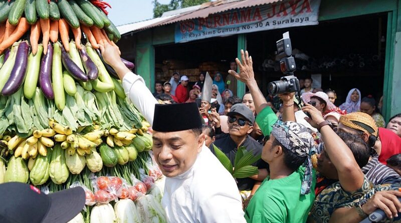 Wali Kota Surabaya Eri Cahyadi Hadiri Sedekah Bumi dan Arak-arakan Gunungan di Simo Gunung Barat, Antusiasme Warga Membuncah