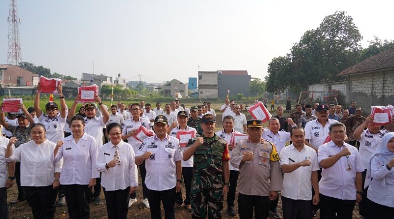Jelang Peringatan HUT ke-79 RI, Pemerintah Kecamatan Cibinong Gelar Apel Gabungan dan Penyerahan Bendera Merah Putih