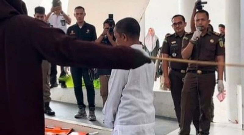 Kejaksaan Negeri Banda Aceh Gelar Eksekusi Cambuk di Taman Bustanussalatin