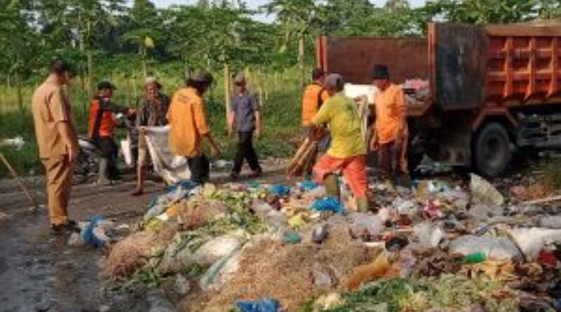 Dinas Lingkungan Hidup OKU Selatan Beraksi Bersama untuk Kebersihan Pasar Saka Selabung