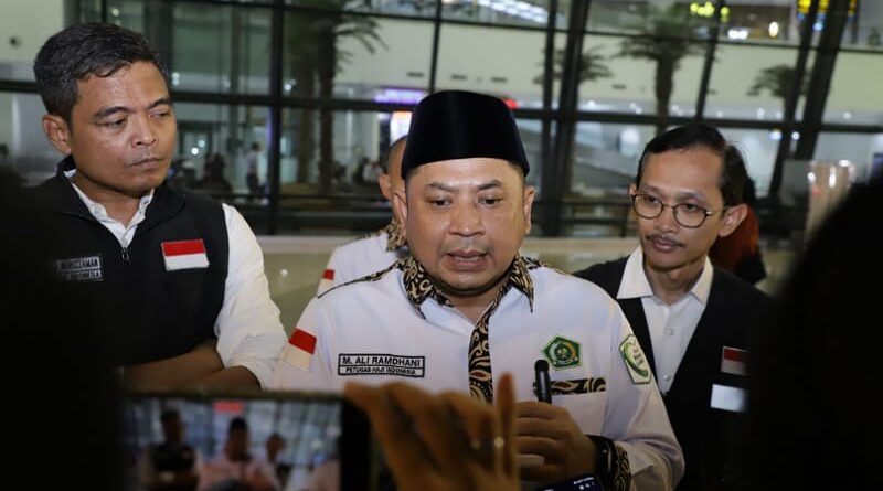 Sekjen Kemenag M Ali Ramdhani Sambut Kedatangan Petugas Haji di Bandara Soekarno-Hatta