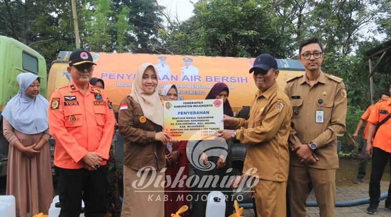 Pemkab Mojokerto Salurkan Bantuan Air Bersih dan Sembako kepada Warga Terdampak Kekeringan di Kunjorowesi