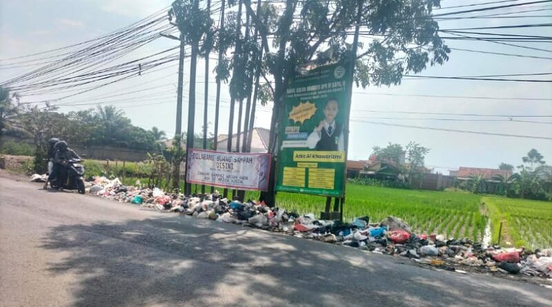 Warga Kembali Keluhkan Adanya Sampah yang Menumpuk dan Bau Busuk di Pinggir Jalan Raya Laswi